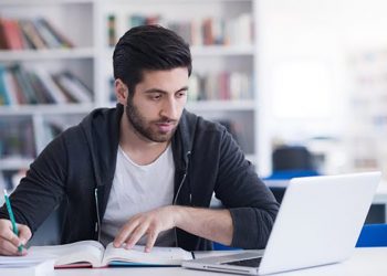 أكاديمي: الكتاب الإلكتروني ضرورة مع ضوابط تضمن حقوق الأستاذ الجامعي