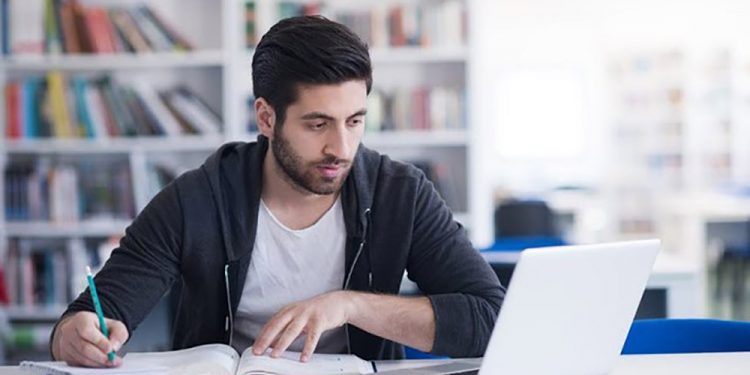 أكاديمي: الكتاب الإلكتروني ضرورة مع ضوابط تضمن حقوق الأستاذ الجامعي