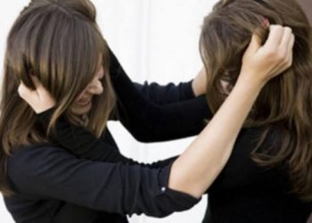 في بيان رسمي.. "التعليم" تعلن نتيجة التحقيق مع طالبتين تشاجرا بسلاح أبيض