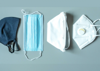 مركز مكافحة الأمراض الأمريكي يوضح موقف المتلقين للقاح من ارتداء الكمامات