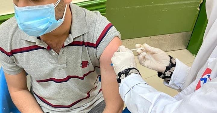 الشباب يتصدرون المشهد.. ما هي الفئة العمرية الأكثر تعرضًا لمخاطر لقاح "أسترازينيكا"؟