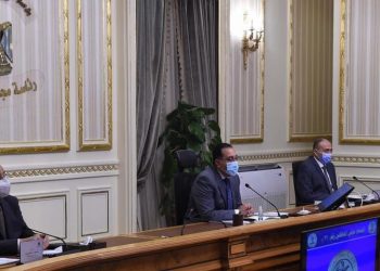 مدبولي يطالب بتطبيق الإجراءات الاحترازية لمواجهة "كورونا" بصرامة وفرض الغرامات على غير الملتزمين