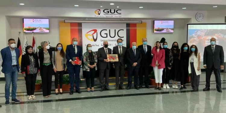 الجامعة الألمانية تسلم وثيقة حق استخدام حقوق الملكية الفكرية للهوية البصرية لمحافظة جنوب سيناء