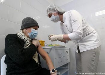 قافلة طبية لتطعيم العاملين بمدينة الأبحاث العلمية