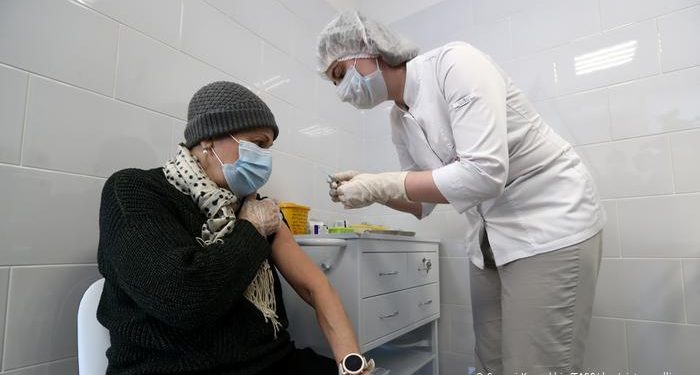 قافلة طبية لتطعيم العاملين بمدينة الأبحاث العلمية