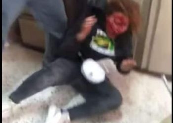 وأكدت أنه تم متابعة الموقف لحظة بلحظة منذ حدوث الواقعة وإبلاغ مدير المدرسة بها، لافته إلى أنها عقدت اجتماعًا حاليًا مع مدير المدرسة ومجلس أمناء المدرسة وتم اتخاذ قرارًا بالفصل النهائي للطالبتين من المدرسة . جدير بالذكر، أن مشاجرة عنيفة قد كانت قد نشبت بين طالبتين بمدرسة رقية التابعة لإدارة المعادي التعليمية، وتدعى إحداهما “هاجر .ع”، بعد أن تبادلا الشتائم فيما بينهم، فقامت واحدة منهم باستعمال سلاح أبيض “كاتر” وتعدت به على زميلتها محدثة بها جروحا في الوجه، فقامت الأخيرة باستدعاء ولي أمرها، الذي جاء على الفور وأصاب الطالبة التي أحدثت جروح في وجه ابنته.