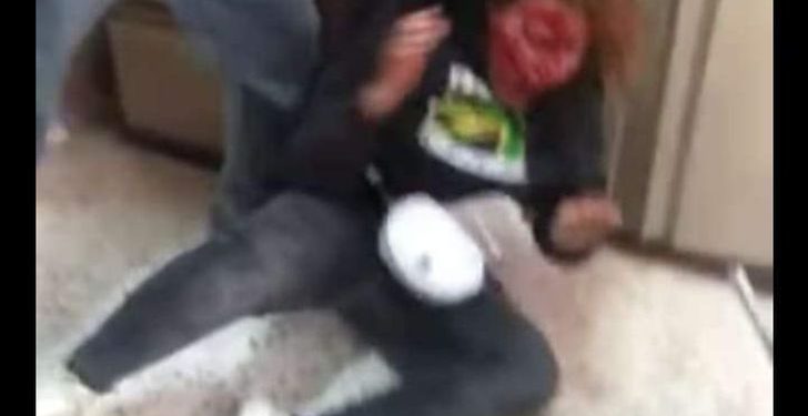 وأكدت أنه تم متابعة الموقف لحظة بلحظة منذ حدوث الواقعة وإبلاغ مدير المدرسة بها، لافته إلى أنها عقدت اجتماعًا حاليًا مع مدير المدرسة ومجلس أمناء المدرسة وتم اتخاذ قرارًا بالفصل النهائي للطالبتين من المدرسة . جدير بالذكر، أن مشاجرة عنيفة قد كانت قد نشبت بين طالبتين بمدرسة رقية التابعة لإدارة المعادي التعليمية، وتدعى إحداهما “هاجر .ع”، بعد أن تبادلا الشتائم فيما بينهم، فقامت واحدة منهم باستعمال سلاح أبيض “كاتر” وتعدت به على زميلتها محدثة بها جروحا في الوجه، فقامت الأخيرة باستدعاء ولي أمرها، الذي جاء على الفور وأصاب الطالبة التي أحدثت جروح في وجه ابنته.