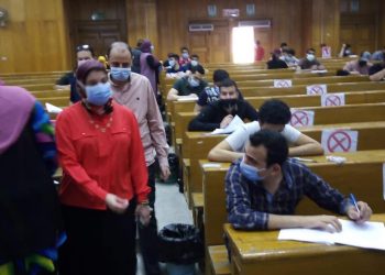 عميد "طب المنصورة" يتفقد امتحانات الكلية