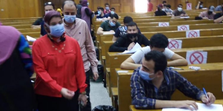 عميد "طب المنصورة" يتفقد امتحانات الكلية