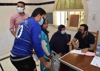 جامعة عين شمس: تقديم الخدمات الطبية لـ683 مستفيدا في قافلة البحيرة