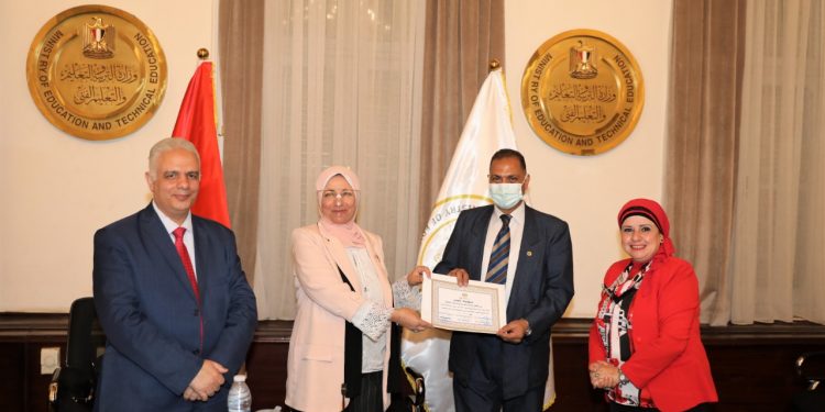 "التعليم" تكرم الطلاب الفائزين فى مسابقة (كلنا مصريون)