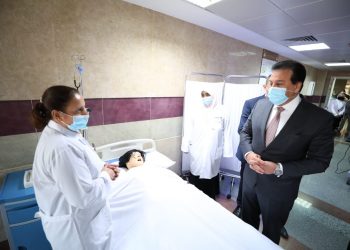 وزير التعليم العالي يتفقد مجمع ملاعب وكلية تمريض جامعة ٦ أكتوبر