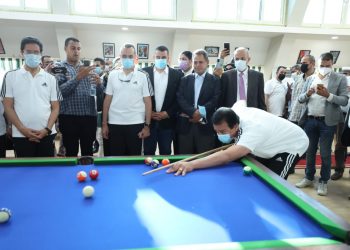 وزير التعليم العالي يلعب بلياردو وتنس طاولة في جامعة بنها