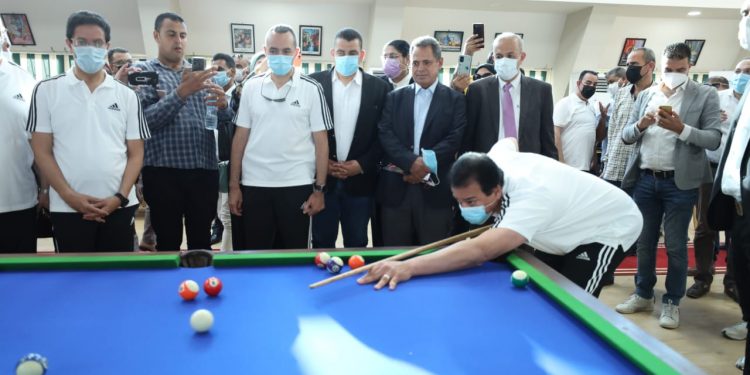وزير التعليم العالي يلعب بلياردو وتنس طاولة في جامعة بنها