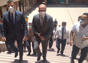 رئيس جامعة عين شمس يتفقد امتحانات كلية الألسن