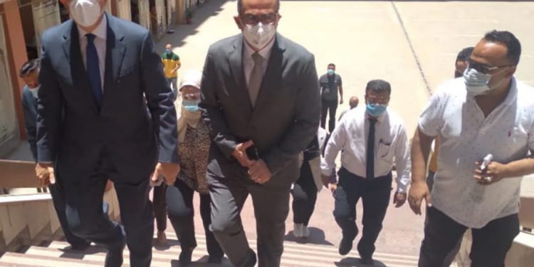 رئيس جامعة عين شمس يتفقد امتحانات كلية الألسن