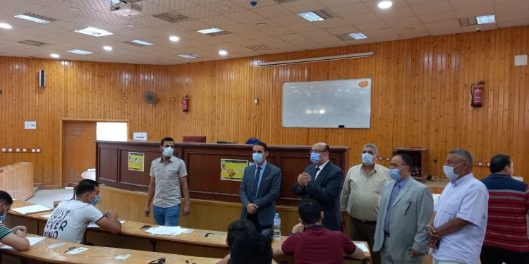 نائب رئيس جامعة المنصورة يتفقد امتحانات الكليات