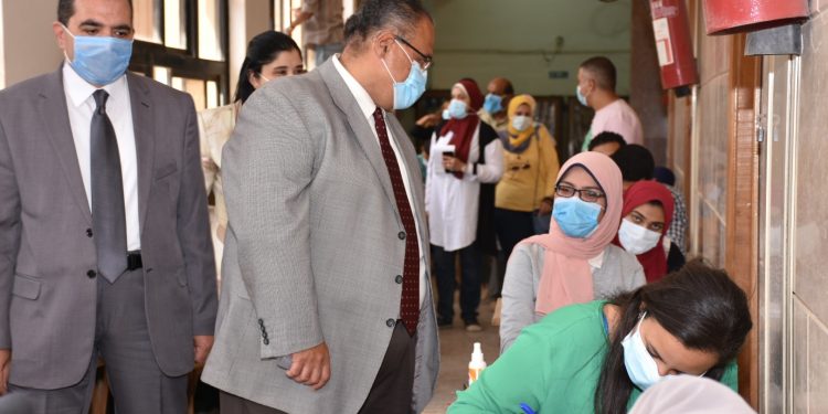 جولة تفقدية لنائب رئيس جامعة عين شمس بامتحانات كلية العلوم