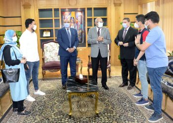 "المنصورة" تكرم 3 طلاب عثروا على مبلغ مالي كبير داخل الجامعة