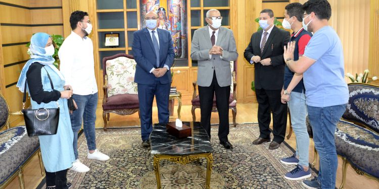 "المنصورة" تكرم 3 طلاب عثروا على مبلغ مالي كبير داخل الجامعة