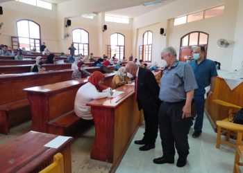 نائب رئيس جامعة الزقازيق يتفقد امتحانات كليتي الطب والآثار