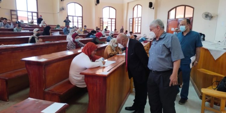 نائب رئيس جامعة الزقازيق يتفقد امتحانات كليتي الطب والآثار