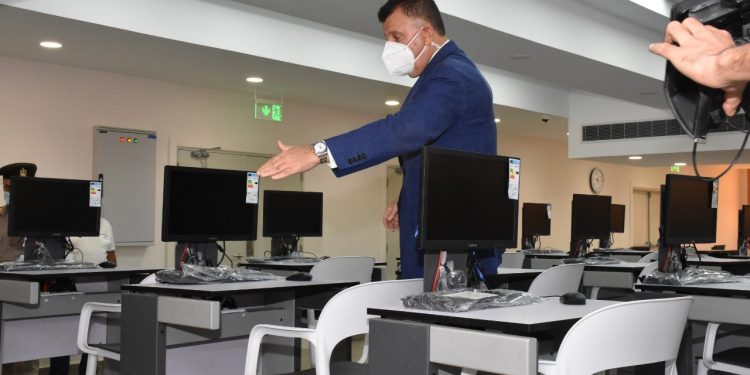 رئيس جامعة عين شمس يفتتح مراكز الاختبارات الإلكترونية بكلية الطب