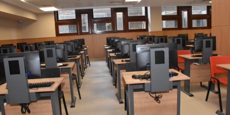 "المتيني" يفتتح 3 قاعات للاختبارات الإكترونية بـ"ألسن عين شمس"