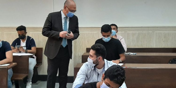 “قدري” يتفقد امتحانات “تجارة عين شمس”.. ويوجه بتطبيق إجراءات كورونا|صور