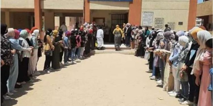ضربت مثالًا في التحدي.. ممر شرفي لطالبة مصابه السرطان في البحيرة