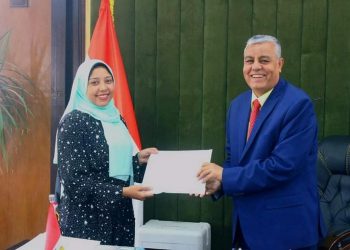 رئيس جامعة جنوب الوادي يكرم مخترعة "نظارة المكفوفين"