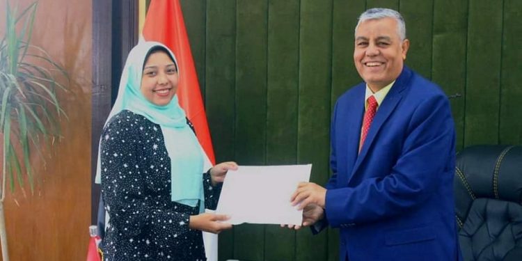 رئيس جامعة جنوب الوادي يكرم مخترعة "نظارة المكفوفين"