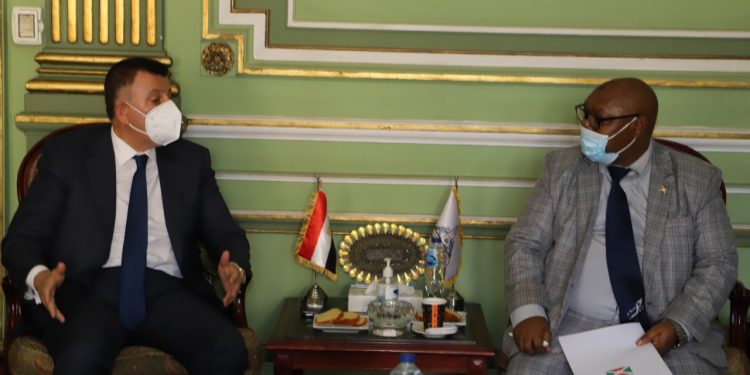 .رئيس جامعة عين شمس يلتقي السفير البوروندي ويبحثان تعزيز التعاون