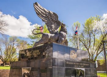 جامعة ولاية ميسوري الغربية تقدم منحة لطلاب البكالوريوس في أمريكا