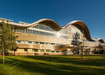 جامعة نهر طومسون تقدم منح دراسية لطلاب البكالوريوس في كندا