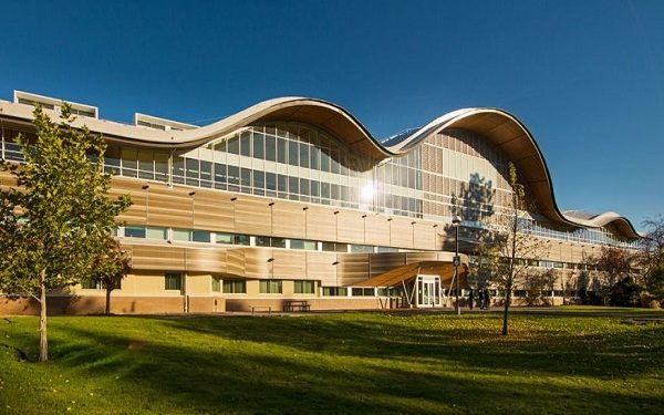 جامعة نهر طومسون تقدم منح دراسية لطلاب البكالوريوس في كندا