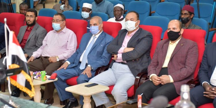 تشجيعاً للمتميزين من الوافدين رئيس جامعة الأزهر يحضر رسالة ماجستير لباحث إيفواري