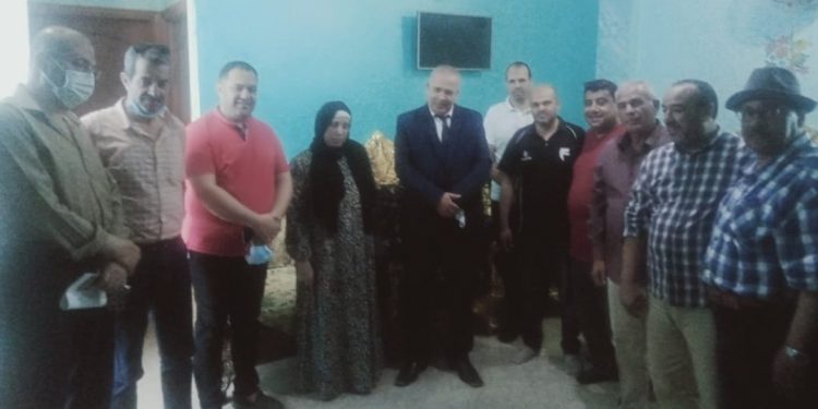 إصابة معلمة بدمياط بعد قذف الأطفال لها بالحجارة وتوجيه عاجل من المحافظ ووكيل التعليم