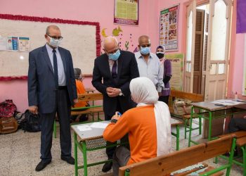 محافظ بورسعيد ووكيل الوزارة يتفقدان لجان امتحانات الشهادة الإعدادية فى أول أيامها “صور”