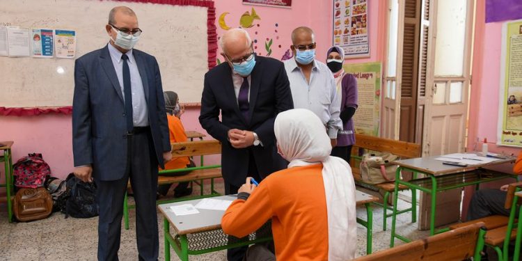 محافظ بورسعيد ووكيل الوزارة يتفقدان لجان امتحانات الشهادة الإعدادية فى أول أيامها “صور”