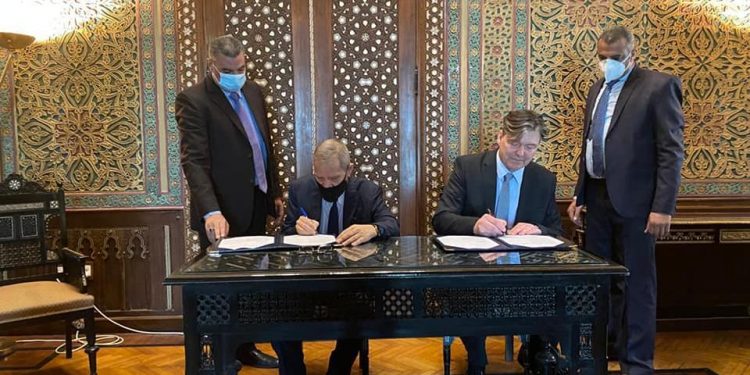 التعليم توقع خطاب نوايا مع معهد الاتصالات والتنمية الاقتصادية الألماني IKW