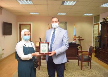 رئيس جامعة سوهاج يكرم طالبة بعد إعادتها لمبلغ مالي عثرت عليه