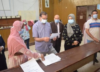 رئيس جامعة سوهاج يتابع أعمال امتحانات نهاية العام بكليتي العلوم والتربية النوعية