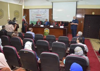 رئيس جامعة سوهاج يشهد مناقشة رسالة ماجستير حول التحليق الحيوي لجزيئات الفضة النانوية