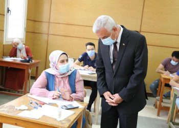 رئيس جامعة المنوفية يتفقد لجان امتحانات كلية الهندسة شبين الكوم