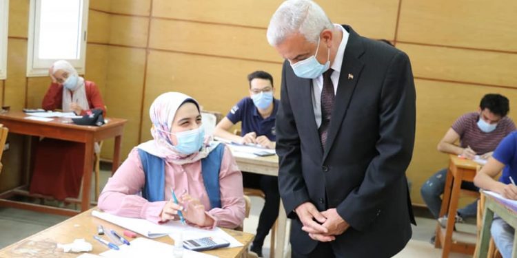 رئيس جامعة المنوفية يتفقد لجان امتحانات كلية الهندسة شبين الكوم