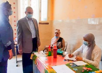 باهى يزور إحدى طالبات الإعدادية بلجنة خاصة ويوجه بتوفير سبل الراحة لها