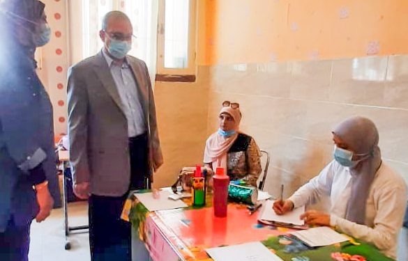 باهى يزور إحدى طالبات الإعدادية بلجنة خاصة ويوجه بتوفير سبل الراحة لها