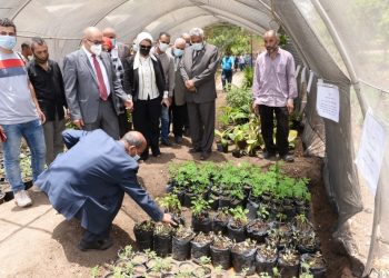رئيس جامعة أسيوط يتفقد الصوبة العلمية لإنتاج نباتات الزينة النادرة وتدريب طلاب زراعة