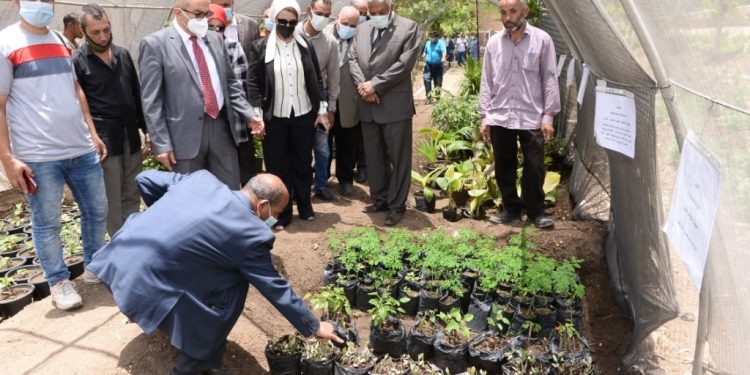 رئيس جامعة أسيوط يتفقد الصوبة العلمية لإنتاج نباتات الزينة النادرة وتدريب طلاب زراعة